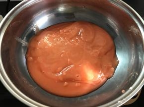 把山楂泥放入锅中，小火不停地翻炒。