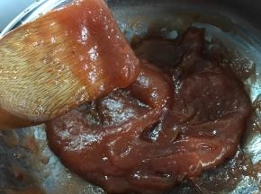 炒到铲子划过后纹路不易消失的样子，或铲子上的果泥不容易滴落的程度。