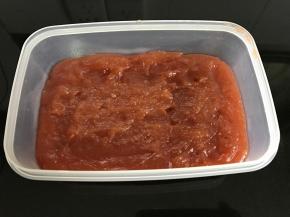 将山楂果泥装入容器中，冷却后冷藏保存。