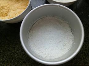 最好用活底模具，内壁刷油，撒一层粉，撒什么颜色的随意，摊平。