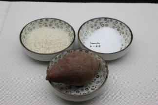 准备食材：紫薯、大米、白砂糖；