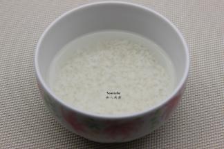 大米洗净、浸泡30分钟；