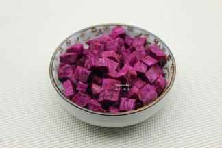 紫薯去皮，切小块；PS：每个豆浆机不同，我的不是大块。