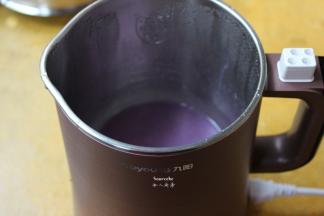 打好的米糊加入白砂糖拌均即可。