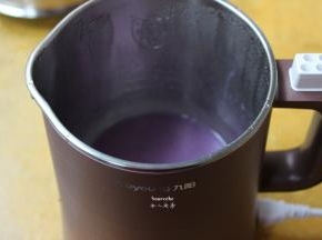 打好的米糊加入白砂糖拌均即可。