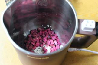 把浸泡的大米、紫薯块放入豆浆机中，加上适量的清水；