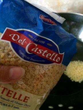 准备一锅热水，加入适量的盐和橄榄油，加入面