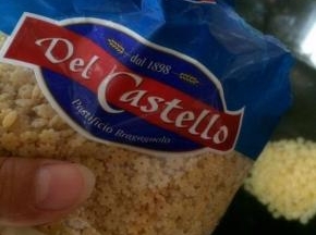 准备一锅热水，加入适量的盐和橄榄油，加入面