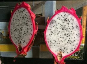 将火龙果对半切开后挖出肉切丁