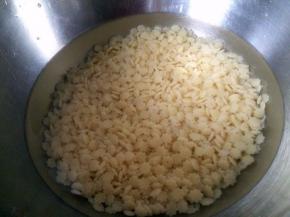 煮好后加在冰水里冰半个小时左右，这样面会更QQ一些