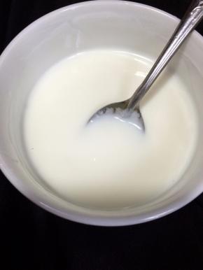 自制的酸奶加入柠檬汁和蜂蜜拌均匀