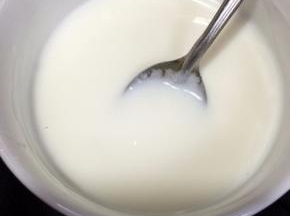 自制的酸奶加入柠檬汁和蜂蜜拌均匀