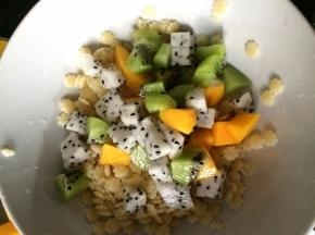 将水果和面一起放进碗里