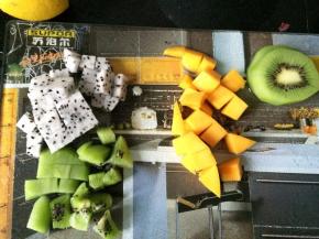 准备好芒果、弥猴桃，去皮切丁