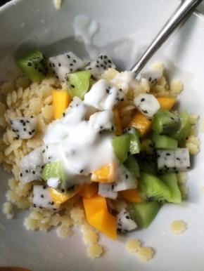 浇入调好的酸奶