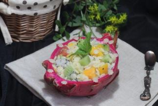 拌好后装入火龙果壳即可