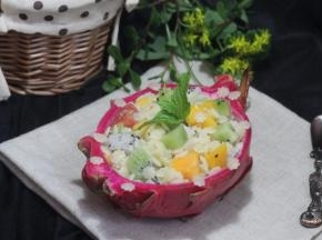 拌好后装入火龙果壳即可