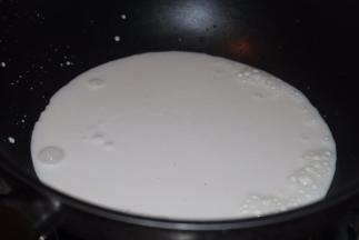 将抹茶粉和细砂糖放进碗里混合均匀