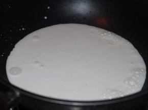 将抹茶粉和细砂糖放进碗里混合均匀