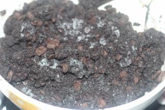 将奥利奥饼干压碎后加入黄油拌好