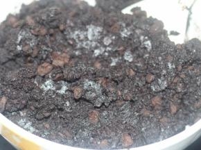 将奥利奥饼干压碎后加入黄油拌好
