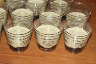 然后倒入抹茶幕斯部份，进冰箱冷藏半小时左右