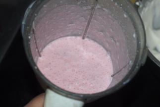 然后加入料理机里打成汁