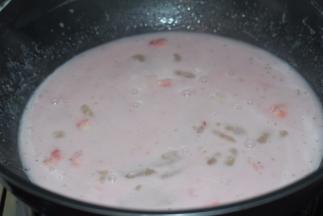 将牛奶加至温热，加入草莓汁和泡软的吉利丁片混合