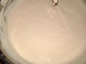 淡奶油加入细砂糖打至6分发，与草莓糊混合待用