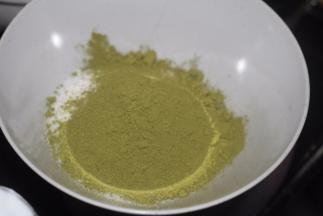 将抹茶粉和细砂糖放进碗里混合均匀