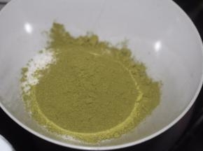 将抹茶粉和细砂糖放进碗里混合均匀
