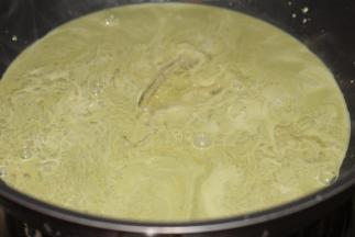 倒入抹茶粉和砂糖和泡软的吉利丁片拌均匀，和打发的淡奶油混合待用