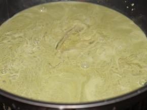 倒入抹茶粉和砂糖和泡软的吉利丁片拌均匀，和打发的淡奶油混合待用