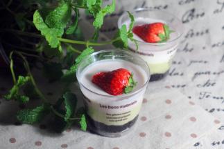 然后把冰箱里的幕斯杯拿出来，再倒入草莓幕斯部份，进冰箱冷藏一小时左右即可