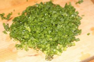将香葱洗净后切碎