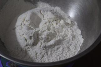 另外准备一个碗，加入过筛的面粉