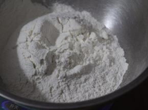 另外准备一个碗，加入过筛的面粉