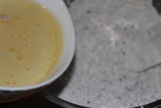 用刮刀拌一下 然后将上面的牛奶糊倒入