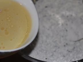 用刮刀拌一下 然后将上面的牛奶糊倒入