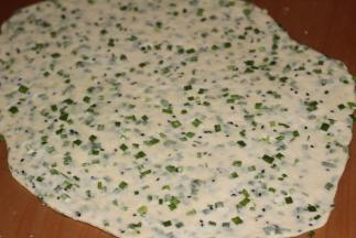 用擀面仗擀成薄片