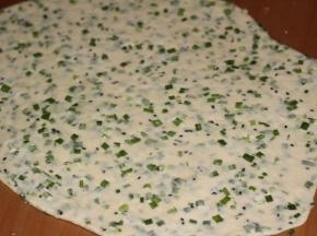 用擀面仗擀成薄片