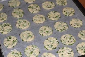 然后用圆模切出圆状，同时预热烤箱至180度