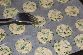 用叉子在胚上打一排孔