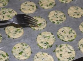 用叉子在胚上打一排孔