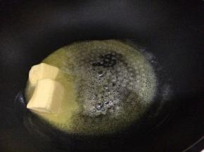 将黄油入锅，开炉子，慢慢化开