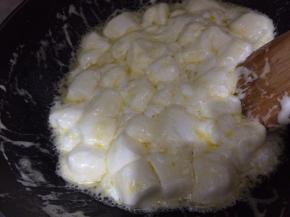 用小火化开，这中间要不断的拌动，全部化开后关火