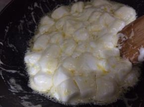 用小火化开，这中间要不断的拌动，全部化开后关火