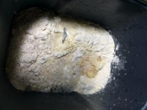 将所有面团原料放进面包机