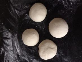 将面团分割成65克的小团，排气、搓圆、醒发十五分钟