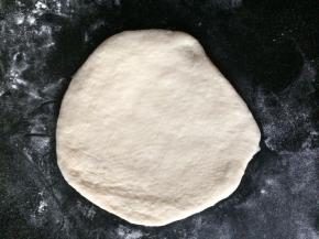 擀成圆饼状